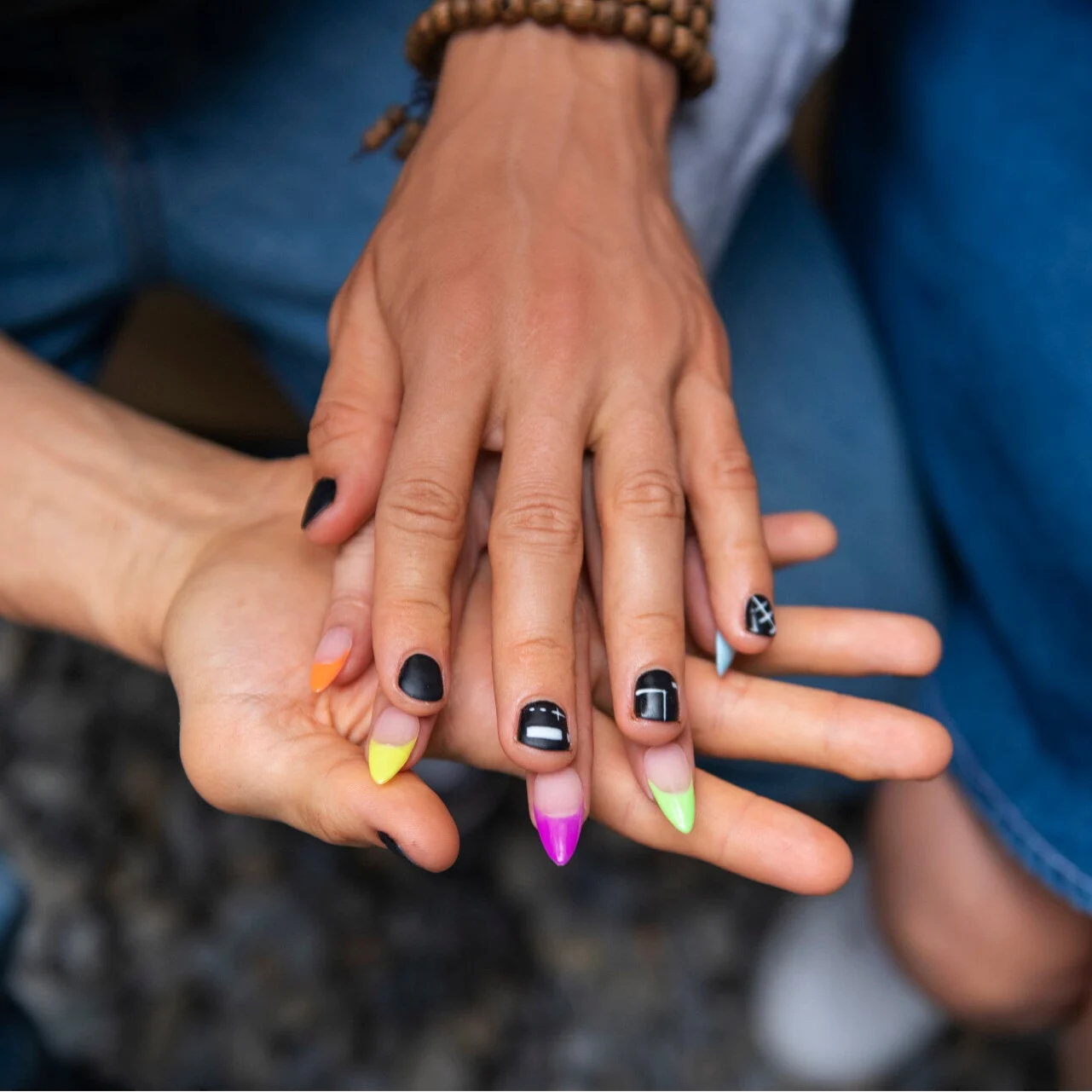 Création artistique multicolore sur les mains