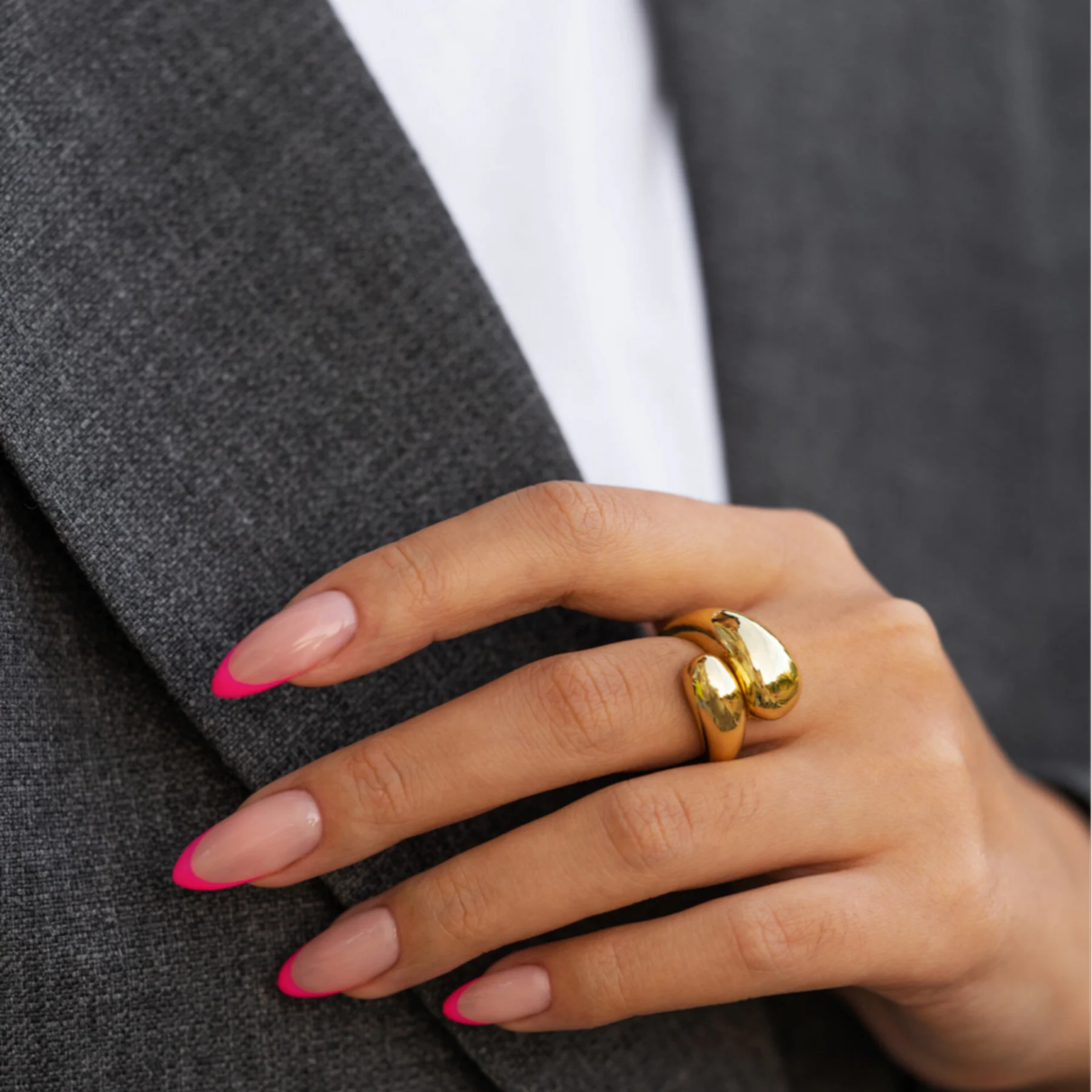 Ongles corail et bague dorée